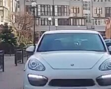 Неадекват з пістолетом влаштував переполох у Києві: відео вражає