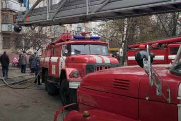 На Харківщині спалахнула серйозна пожежа, серед постраждалих дитина: кадри з місця