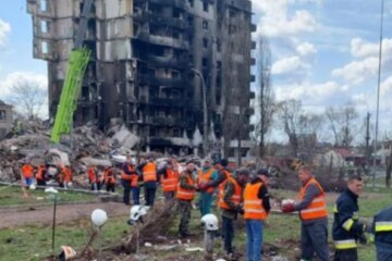 "Армия восстановления" в Украине набирает обороты: сколько получают и какую работу выполняют добровольцы