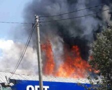 Пожежа знищила магазин в Одесі: подробиці і кадри НП
