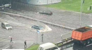 Дніпро перетворився в аквапарк, вода скрізь: “без рятувальних жилетів о@кувати почав”