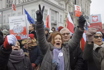 У Польщі “армія” протестуючих дісталася до президента (фото, відео)