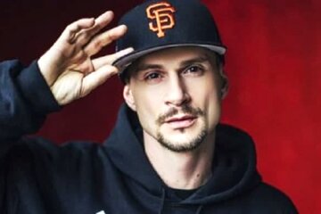 Сын Чапкиса, улетевший с семьей на Гавайи, засветил роскошный номер с террасой: "Высокий этаж, окна в пол..."