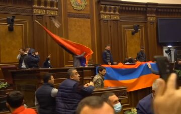Зеленского призвали наблюдать за событиями в Армении: "Если вы на такое пойдете, последствия будут жестче"