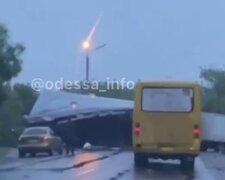 Аварія на одеській трасі паралізувала рух, відео: "авто направляють в об'їзд