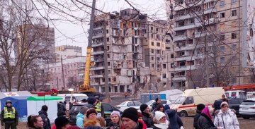 Українці вийшли на пікет біля зруйнованої багатоповерхівки у Дніпрі: кадри з місця