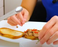 Якщо не хочеться поратися на кухні: апетитний паштет із печінки на бутерброди на швидку руку
