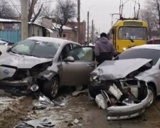 ЧП произошла на трамвайных путях в Харькове, есть пострадавшие: "машины отбросило на..."