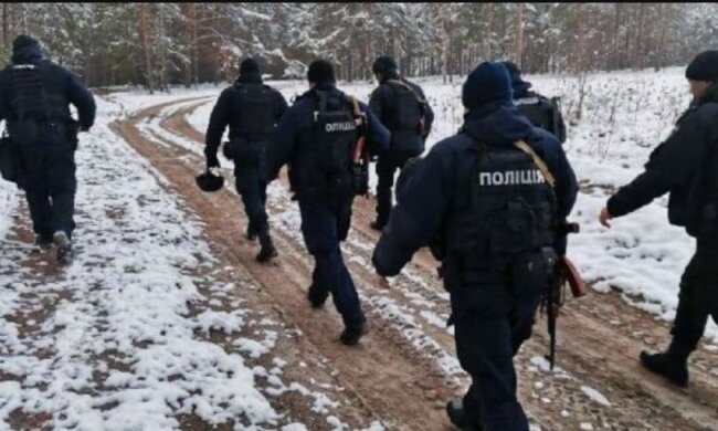 Чоловік з погонами та автоматом влаштував переполох у Дніпрі, кадри: негайно прибули оперативники