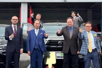 Оплатили з власних зарплат: японські депутати придбали десятки авто для захисників України