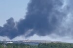 Над оккупированным Донецком поднимается черный дым: "Курить вредно"