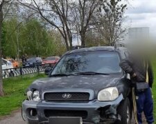 В хлам пьяный водитель вылетел на тротуар в Харькове, фото: "снес ограждение и..."