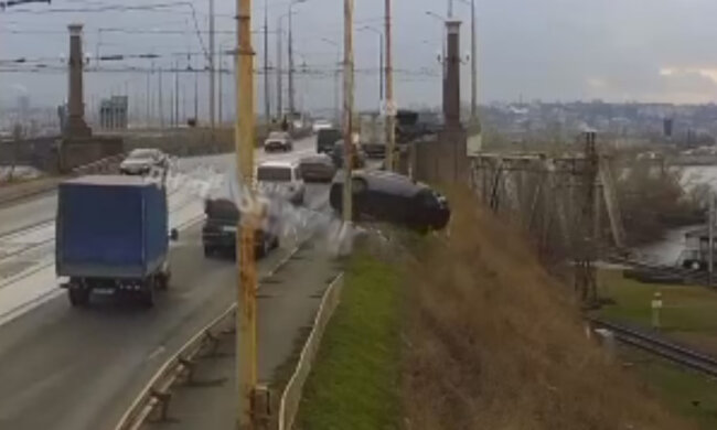 У Дніпрі з мосту вилетіла автівка: водій вирішив робити обгін
