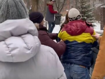 "Помогите!": в центре Харькова негодяй набросился на беременную и ее семью с ножом, видео