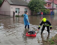 Стихия обрушилась на украинский город, вода затопила улицы и дома: кадры потопа