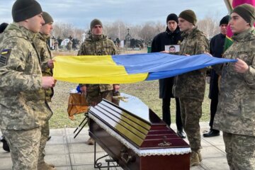 "Низко склоняем головы в скорби": в Одессе попрощались с Героем, ему было всего 24 года
