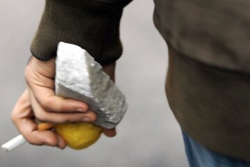 Камень в руке 2