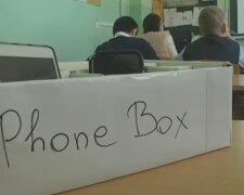 Під Києвом школярам заборонили мобільні телефони: "щоб не відволікалися і не списували"