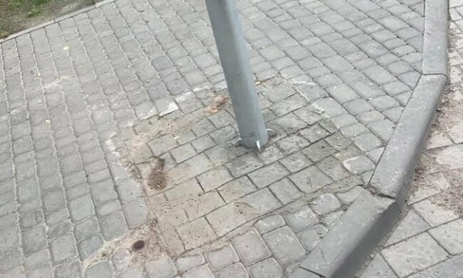 У Львові оригінально "полагодили" бруківку, фото: "Намалювали з бетону..."