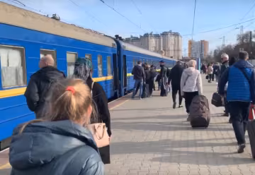 Укрзалізниця запустила евакуаційний потяг через Дніпро: названо маршрут і графік
