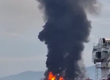 На борту были десятки людей: горит пассажирское судно, началась спасательная операция