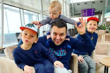 Ведучому "Холостяка" Решетнику з трьома синами побажали наздогнати сім'ю Бекхемів: яскраве фото з Мальдів