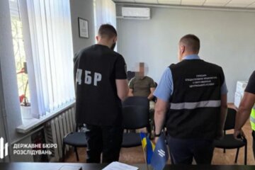 Правоохранитель требовал взятку у военного