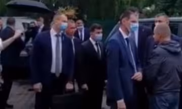 "Чого боїмося?": ветерани АТО прорвалися через охорону і "спіймали" Зеленського, відео
