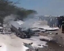 Самолет с туристами рухнул на землю и загорелся, никто не выжил: кадры трагедии