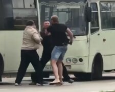 У Києві водії маршруток влаштували бійку, відео склоки: "Не поділили зупинку"