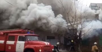 Сильный пожар вспыхнул в Харькове, внутри человек: кадры с места трагедии