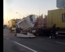 Водитель устроил месиво из грузовиков на трассе Киев-Одесса, видео: "Уснул за рулем"