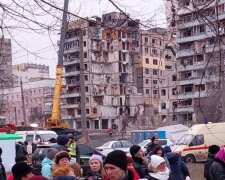 Украинцы вышли на пикет возле разрушенной многоэтажки в Днепре: кадры с места