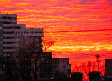 Пожар в небе: облака над Киевом окрасились в красные оттенки, кадры уникального явления