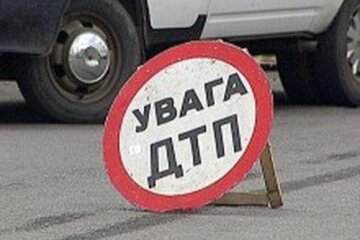 Автомобіль провалився під асфальт в Одесі (фото)