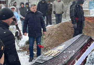 Сиротами остались двое детей: в Одесской области люди на коленях попрощались из защитником Украины, фото