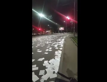 Усипана вся дорога: тисячі документів розкидали в Одесі, відео з місця