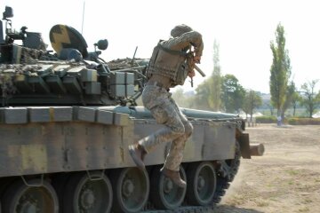 Випробування танками: десантники протестували новітнє взуття (фото)