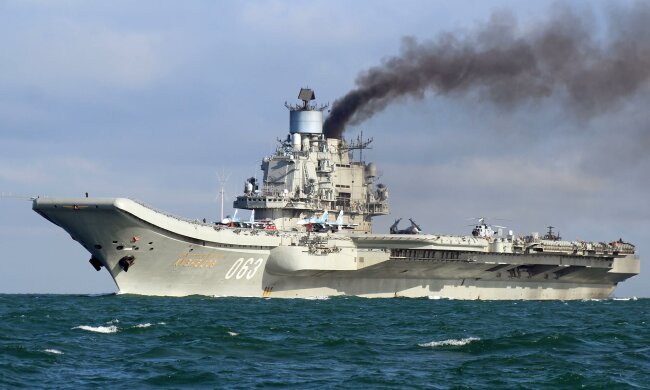 У Росії «Адмірала Кузнєцова» зустріли свинею (відео)