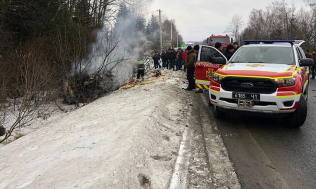 Авто спалахнуло після ДТП на українській трасі, всередині застряг водій: деталі і фото трагедії