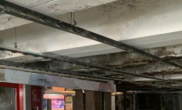 В переходе на Майдане не спешат ремонтировать "уставший" потолок: "обещали закончить к концу марта"