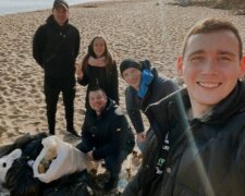Школьники убирают мусор с пляжей Одессы вместо коммунальщиков: фото большой чистки