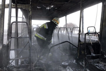 Автобус з пасажирами загорівся на ходу, кадри НП: "Чорний дим вкрив все навколо"