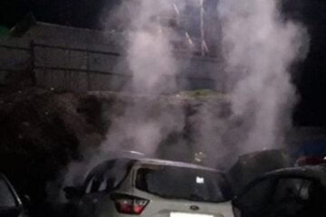 "Прямо на стоянке": под Днепром начали воспламеняться машины, кадры с места ЧП