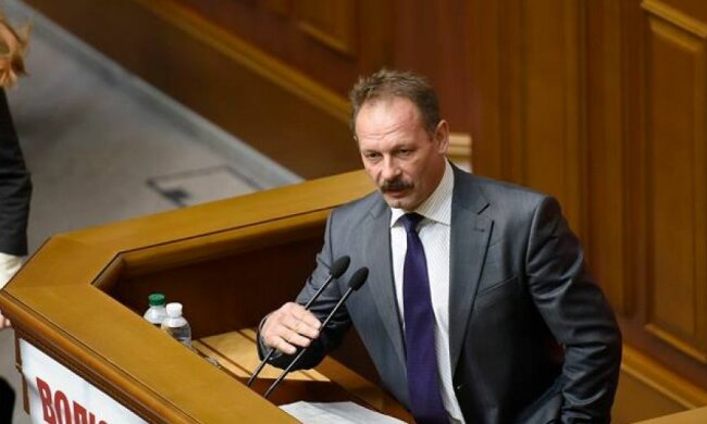 Барна напал на сторонника Зеленского: скандальное видео, «схватил и разорвал рубашку»