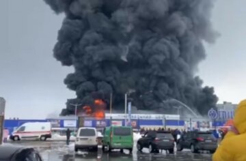 Новые кадры пожара в "Эпицентре": поджигатель "вырубил" охранников супермаркета, видео