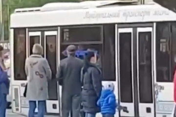 Недовольный мужчина устроил демарш из-за карантина и заблокировал транспорт: кадры происходящего