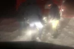 "В машинах маленькие дети": десятки украинских семей оказались в снежной ловушке, кадры ЧП