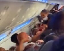 Массовая драка из-за места в самолете попала на видео: "сцепились 15 женщин"