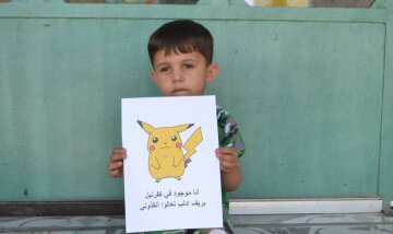 »Я здесь, спасите меня»: сирийские дети с покемонами в руках просят о помощи (фото)